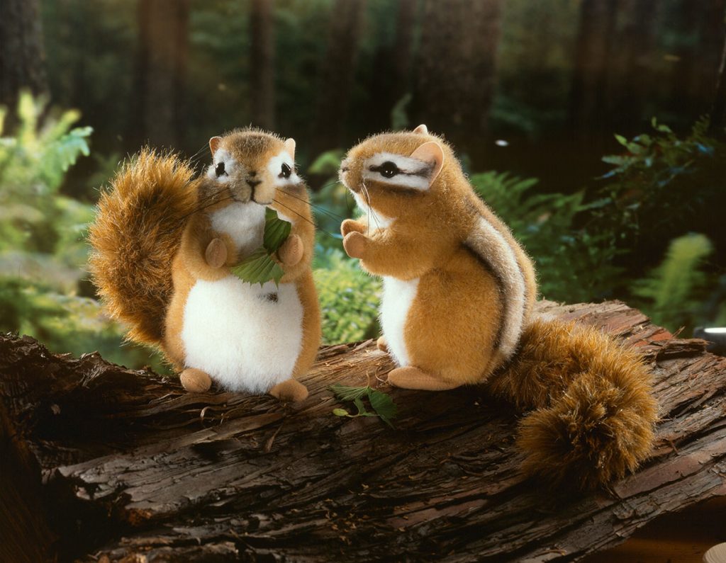Zwei lebensechte Streifenhörchen als Plüschtiere der Plüschtiermanufaktur Kösener: Eines schaut direkt in die Kamera und knabbert an einem Blatt, das andere schaut zu.